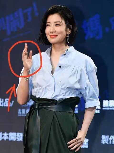 賈靜雯難逃中年危機?襯衫上衣很減齡,可惜「枯木手」太搶鏡, 年齡藏不住