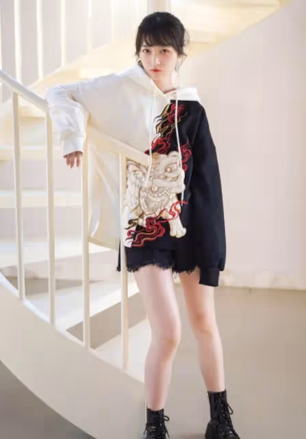 周星馳乾女兒徐嬌長大了！ 一身寬鬆衛衣玩「下衣失蹤」，淡妝出鏡五官精緻甜美，開網店吸金無數：少女初長成
