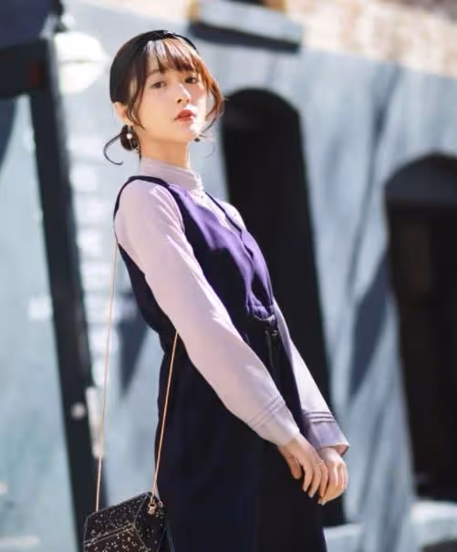周星馳乾女兒徐嬌長大了! 一身寬鬆衛衣玩「下衣失蹤」,淡妝出鏡五官精緻甜美,開網店吸金無數:少女初長成