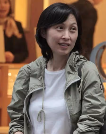 郭藹明真看不出有54歲了,穿抹茶綠外套配白T恤,素顏狀態超能抗,網友:氣質超好年紀越大越耐看.
