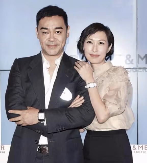 郭藹明真看不出有54歲了,穿抹茶綠外套配白T恤,素顏狀態超能抗,網友:氣質超好年紀越大越耐看.