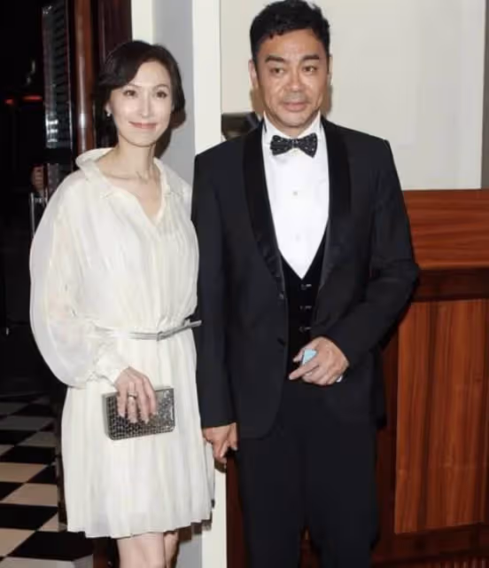 郭藹明真看不出有54歲了,穿抹茶綠外套配白T恤,素顏狀態超能抗,網友:氣質超好年紀越大越耐看.