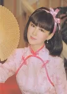 72歲美魔女潘迎紫近照曝光，身材玲瓏氣質甜美，臉部狀態卻讓人嘆息，媒評不老女神也老了，網友嗆：這才是70嵗女人的真實狀態