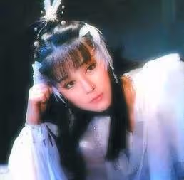 72歲美魔女潘迎紫近照曝光，身材玲瓏氣質甜美，臉部狀態卻讓人嘆息，媒評不老女神也老了，網友嗆：這才是70嵗女人的真實狀態