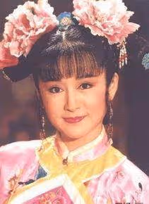 72歲美魔女潘迎紫近照曝光，身材玲瓏氣質甜美，臉部狀態卻讓人嘆息，媒評不老女神也老了，網友嗆：這才是70嵗女人的真實狀態