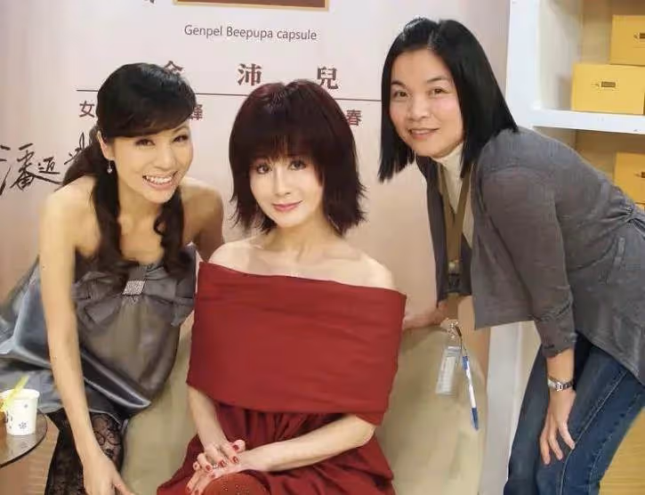 72歲美魔女潘迎紫近照曝光,身材玲瓏氣質甜美,臉部狀態卻讓人嘆息,媒評不老女神也老了,網友嗆:這才是70嵗女人的真實狀態