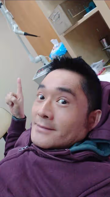 前妻離世此生不再娶,江國賓55歲還在拚月拿30萬養家,感慨女兒初長成,坦言怕她太早婚