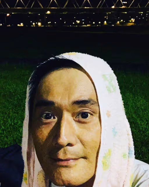 前妻離世此生不再娶,江國賓55歲還在拚月拿30萬養家,感慨女兒初長成,坦言怕她太早婚