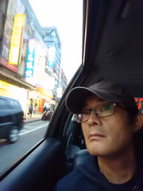 前妻離世此生不再娶，江國賓55歲還在拚月拿30萬養家，感慨女兒初長成，坦言怕她太早婚