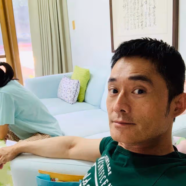 前妻離世此生不再娶，江國賓55歲還在拚月拿30萬養家，感慨女兒初長成，坦言怕她太早婚