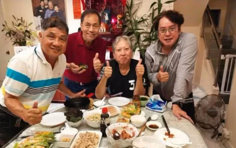 71歲洪金寶近況曝光！和老友家中豪宅聚會，「瘦到脫相」判若兩人，網友：身體暴瘦只剩皮包骨