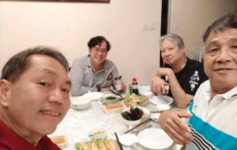71歲洪金寶近況曝光！和老友家中豪宅聚會，「瘦到脫相」判若兩人，網友：身體暴瘦只剩皮包骨