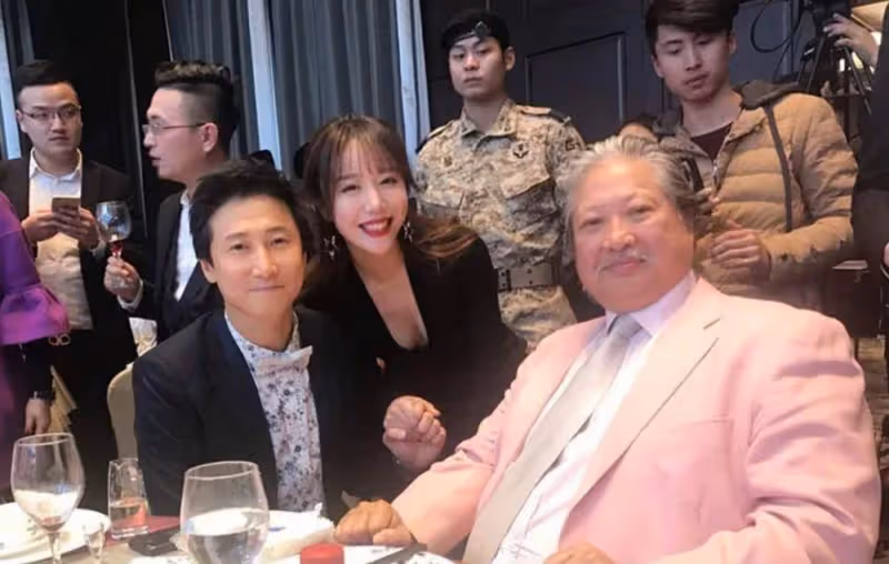 71歲洪金寶近況曝光！和老友家中豪宅聚會，「瘦到脫相」判若兩人，網友：身體暴瘦只剩皮包骨