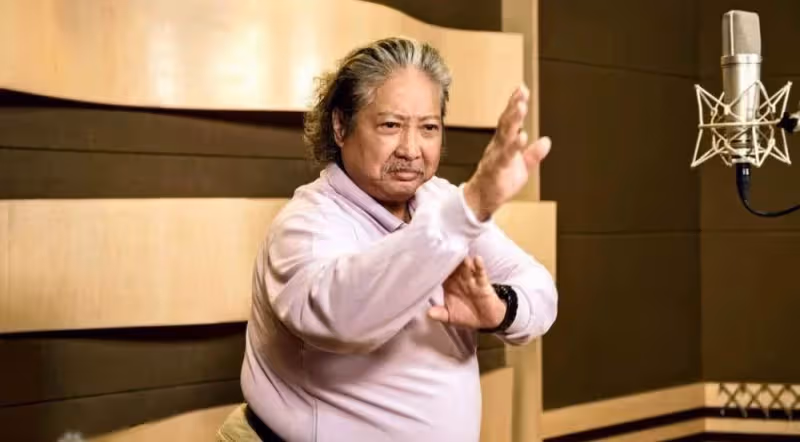 71歲洪金寶近況曝光!和老友家中豪宅聚會,「瘦到脫相」判若兩人,網友:身體暴瘦只剩皮包骨