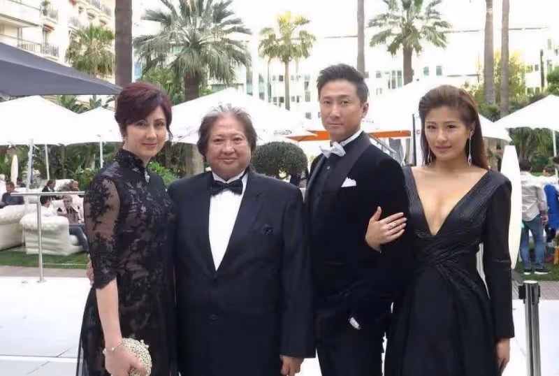 71歲洪金寶近況曝光!和老友家中豪宅聚會,「瘦到脫相」判若兩人,網友:身體暴瘦只剩皮包骨