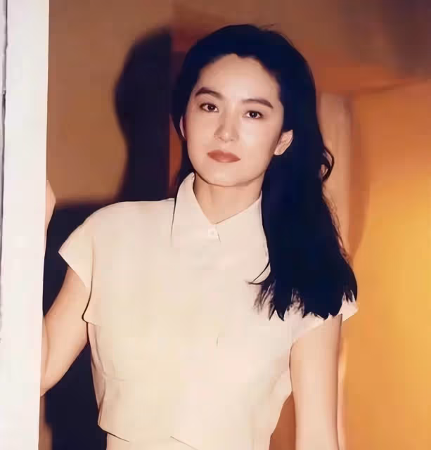 與農村親姐相認,對方一貧如洗,林青霞身家上億卻不幫襯,背後原因曝光,全網暴贊:她真的不簡單
