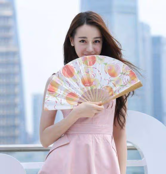 迪麗熱巴自曝上學時沒人追看到，僅此一張18歲照曝光，換我也不追