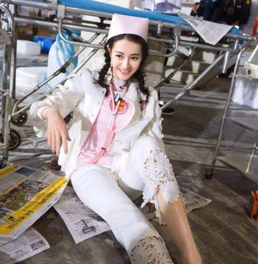 迪麗熱巴自曝上學時沒人追看到，僅此一張18歲照曝光，換我也不追