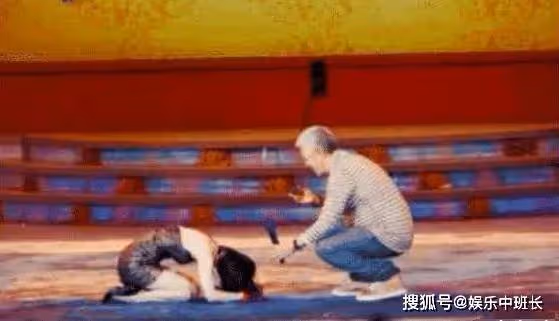 當眾「下跪」的大腕明星，第2個跪出了中華驕傲，第5個遭人唾棄