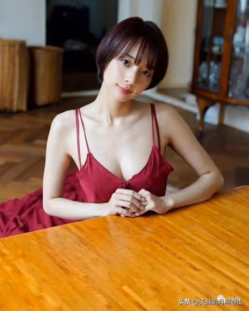 她有著深藏不露的傲人好身材
