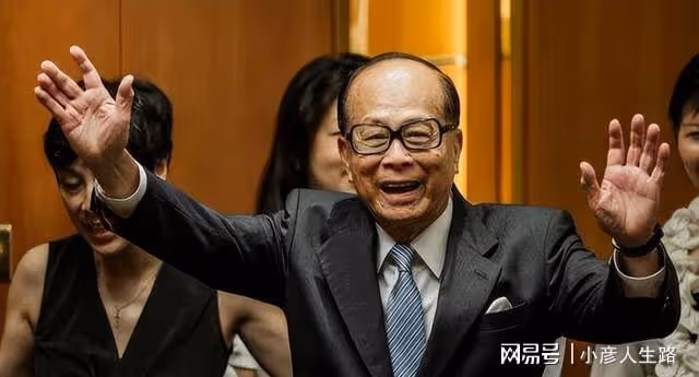 梁洛施帶娃回港也無用，李嘉誠資產再次重組，李澤鉅拿到50多億