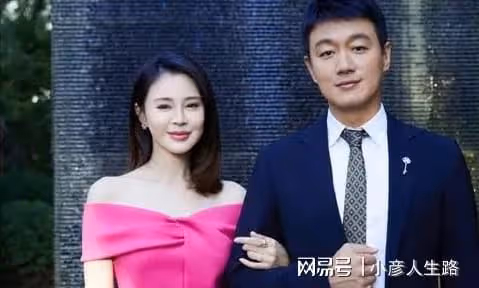 佟大為：與關悅結婚15年零緋聞，穿當年服裝合照，顏值凍齡惹爭議