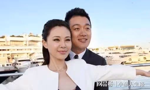 佟大為：與關悅結婚15年零緋聞，穿當年服裝合照，顏值凍齡惹爭議