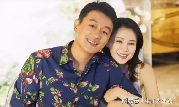 佟大為：與關悅結婚15年零緋聞，穿當年服裝合照，顏值凍齡惹爭議