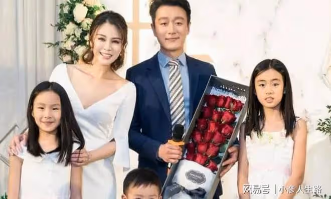 佟大為：與關悅結婚15年零緋聞，穿當年服裝合照，顏值凍齡惹爭議