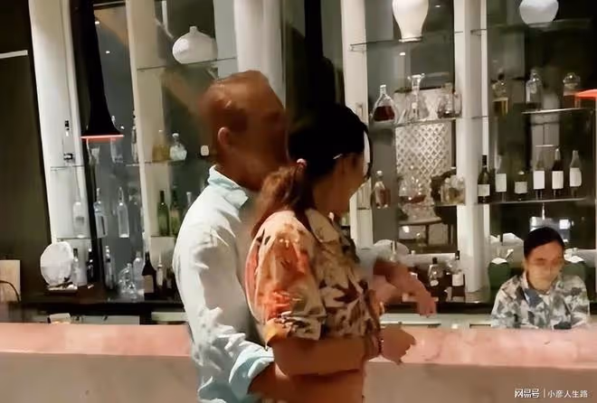 李玟與富豪老公國外度假，手牽手貼身熱舞，公然熱吻太甜蜜