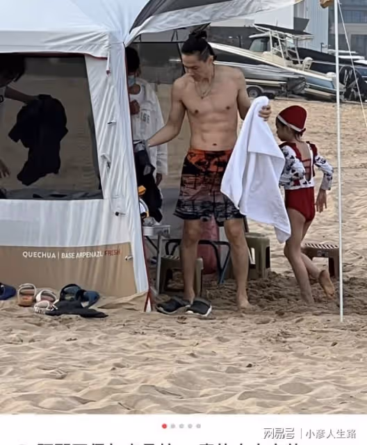 李承鉉帶女兒海邊遊玩,八塊腹肌太惹眼,Lucky穿泳衣大長腿出眾