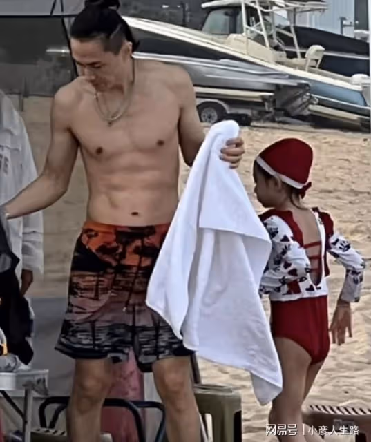 李承鉉帶女兒海邊遊玩,八塊腹肌太惹眼,Lucky穿泳衣大長腿出眾