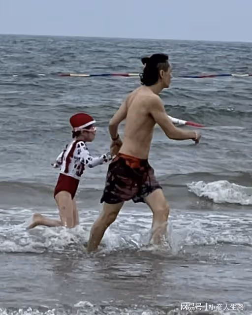 李承鉉帶女兒海邊遊玩,八塊腹肌太惹眼,Lucky穿泳衣大長腿出眾