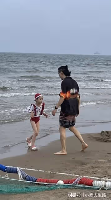 李承鉉帶女兒海邊遊玩,八塊腹肌太惹眼,Lucky穿泳衣大長腿出眾