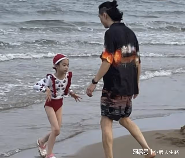 李承鉉帶女兒海邊遊玩,八塊腹肌太惹眼,Lucky穿泳衣大長腿出眾