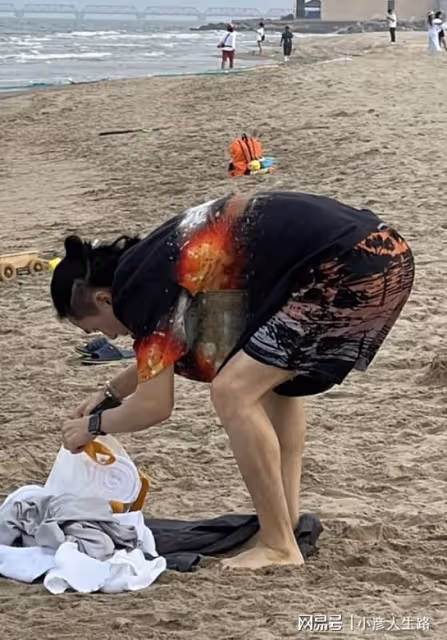 李承鉉帶女兒海邊遊玩,八塊腹肌太惹眼,Lucky穿泳衣大長腿出眾