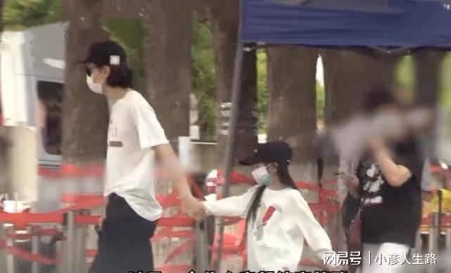 李承鉉帶女兒海邊遊玩,八塊腹肌太惹眼,Lucky穿泳衣大長腿出眾