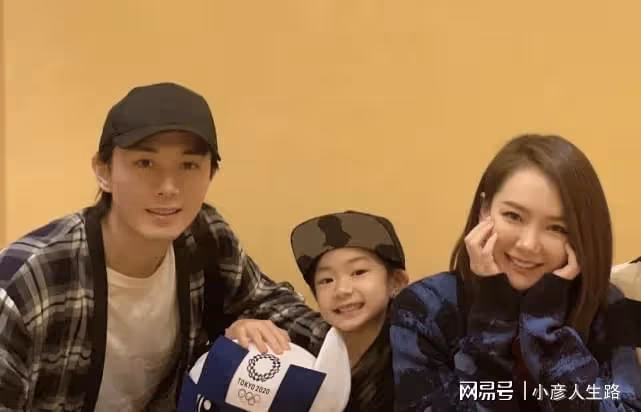 李承鉉帶女兒海邊遊玩,八塊腹肌太惹眼,Lucky穿泳衣大長腿出眾