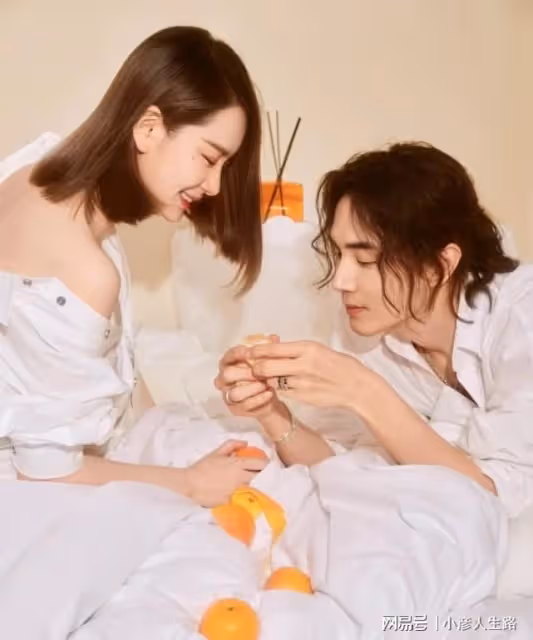 李承鉉帶女兒海邊遊玩,八塊腹肌太惹眼,Lucky穿泳衣大長腿出眾
