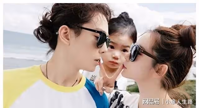 李承鉉帶女兒海邊遊玩,八塊腹肌太惹眼,Lucky穿泳衣大長腿出眾
