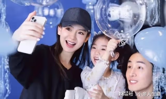 李承鉉帶女兒海邊遊玩,八塊腹肌太惹眼,Lucky穿泳衣大長腿出眾