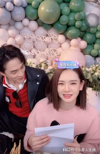 李承鉉帶女兒海邊遊玩,八塊腹肌太惹眼,Lucky穿泳衣大長腿出眾