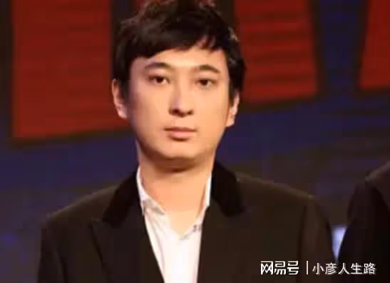王思聰坐1.3億私人遊艇出海,4位美女跟隨,開摩托艇小肚腩搶鏡