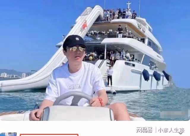 王思聰坐1.3億私人遊艇出海,4位美女跟隨,開摩托艇小肚腩搶鏡