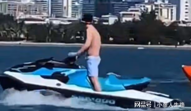 王思聰坐1.3億私人遊艇出海,4位美女跟隨,開摩托艇小肚腩搶鏡