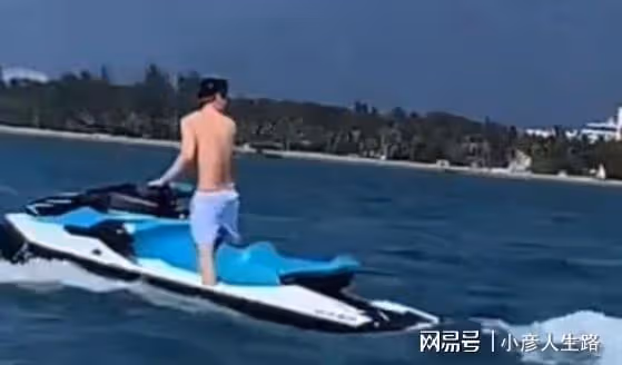 王思聰坐1.3億私人遊艇出海,4位美女跟隨,開摩托艇小肚腩搶鏡