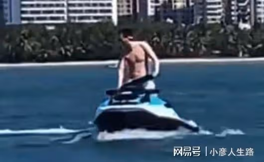王思聰坐1.3億私人遊艇出海,4位美女跟隨,開摩托艇小肚腩搶鏡
