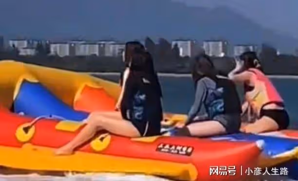 王思聰坐1.3億私人遊艇出海,4位美女跟隨,開摩托艇小肚腩搶鏡