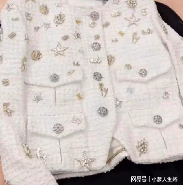 王思聰坐1.3億私人遊艇出海,4位美女跟隨,開摩托艇小肚腩搶鏡