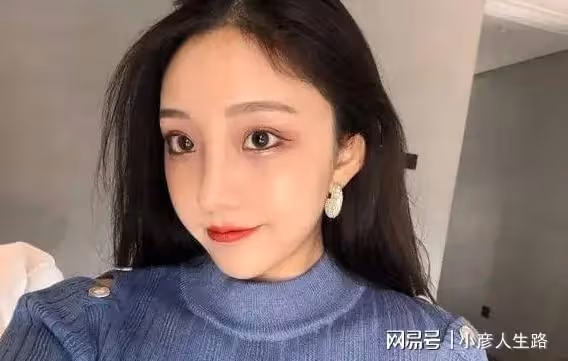 王思聰坐1.3億私人遊艇出海,4位美女跟隨,開摩托艇小肚腩搶鏡